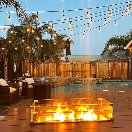 Stunning Modern Home King Bed Pool Jacuzzi Fire Pit